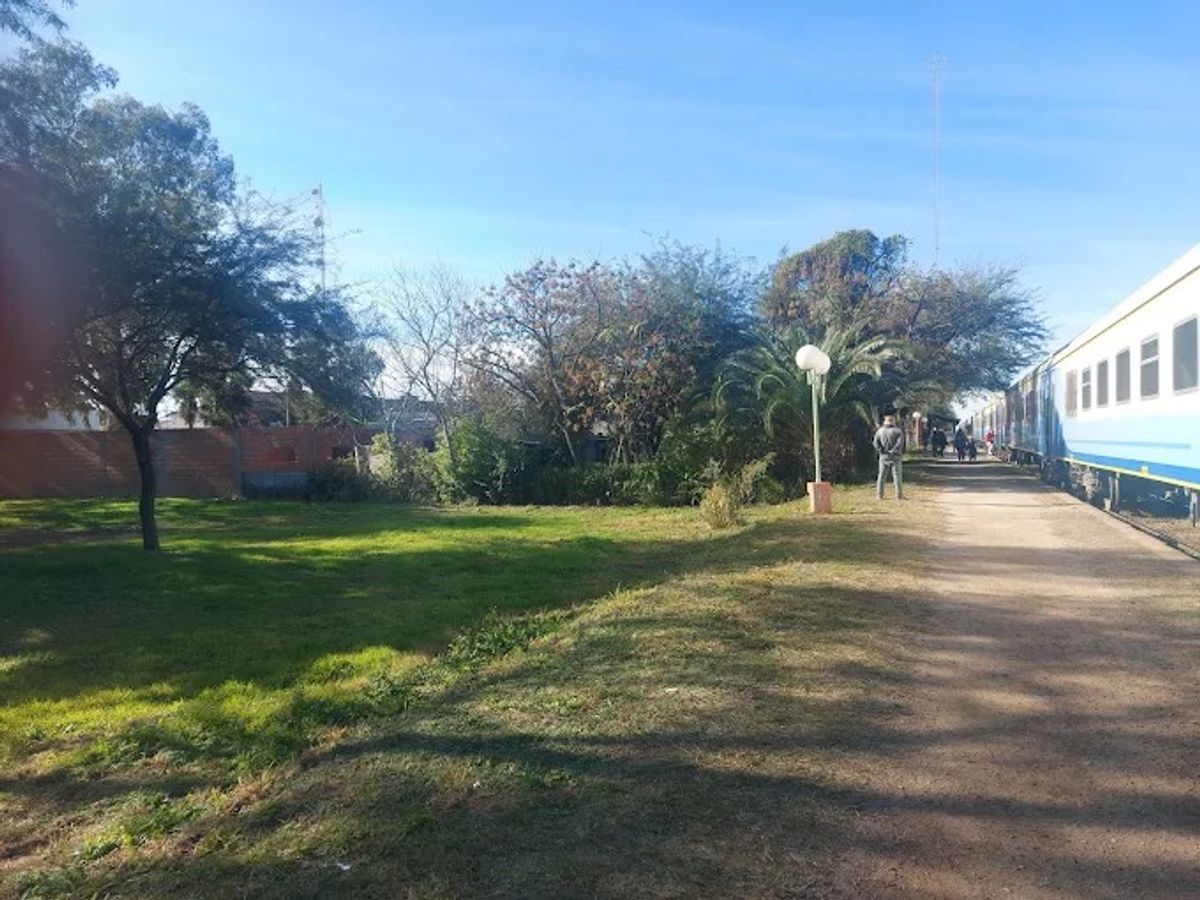 Andén de la estación de Pinto, con gente esperando junto a una formación