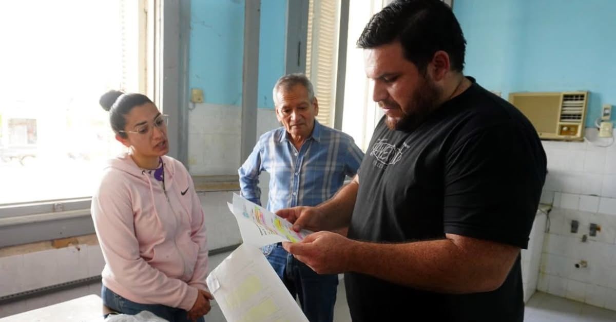 Ángel Álvarez, intendente electo de Pinto, revisando documentación
