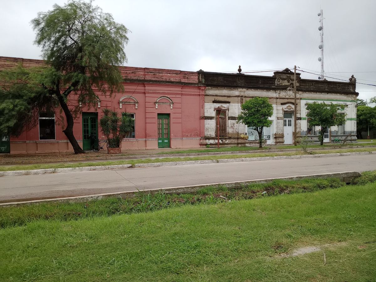 Calle del centro de Pinto en un día nublado