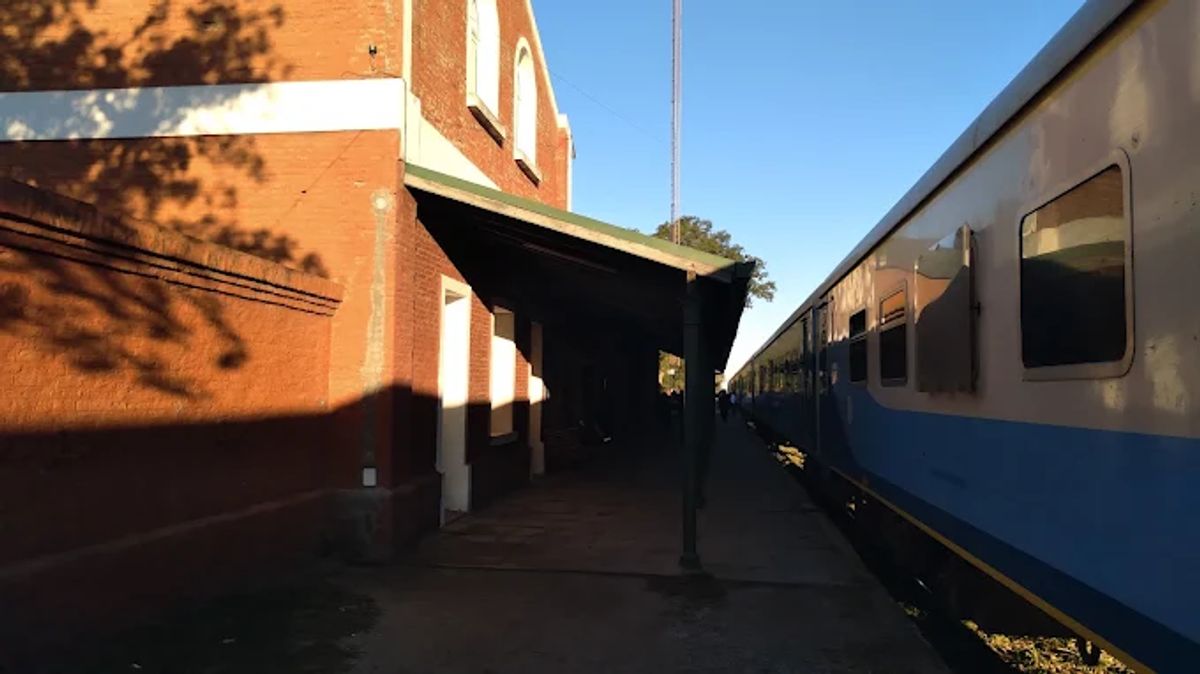 Estación de tren de Pinto, con una formación detenida en el andén