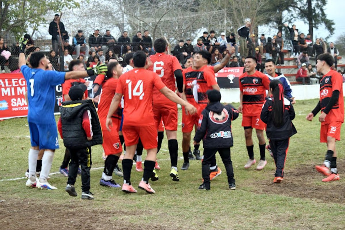 Jugadores de Social Pinto festejando el campeonato de la Liga Añatuyense en la cancha